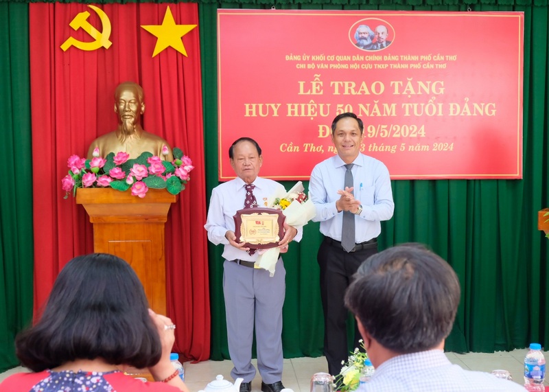 Chi bộ Văn phòng cơ quan Hội Cựu Thanh niên xung phong thành phố Cần Thơ tổ chức Lễ Trao tặng Huy hiệu 50 năm tuổi Đảng cho đảng viên