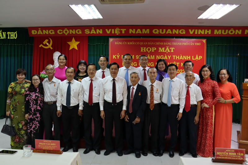Ban Thường vụ Đảng ủy Khối cơ quan Dân Chính Đảng thành phố tổ chức Họp mặt kỷ niệm 93 năm ngày thành lập Ðảng Cộng sản Việt Nam (03/02/1930 - 03/02/2023)